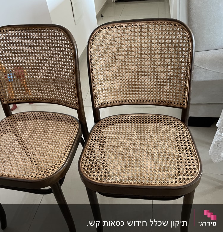 שני כיסאות עץ עם מושב ומשענת קלועים